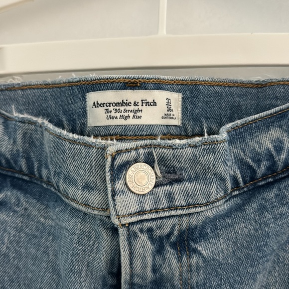 Abercrombie & Fitch Ultra High Rise The 90’s Straight Jean - Picture 4 of 6